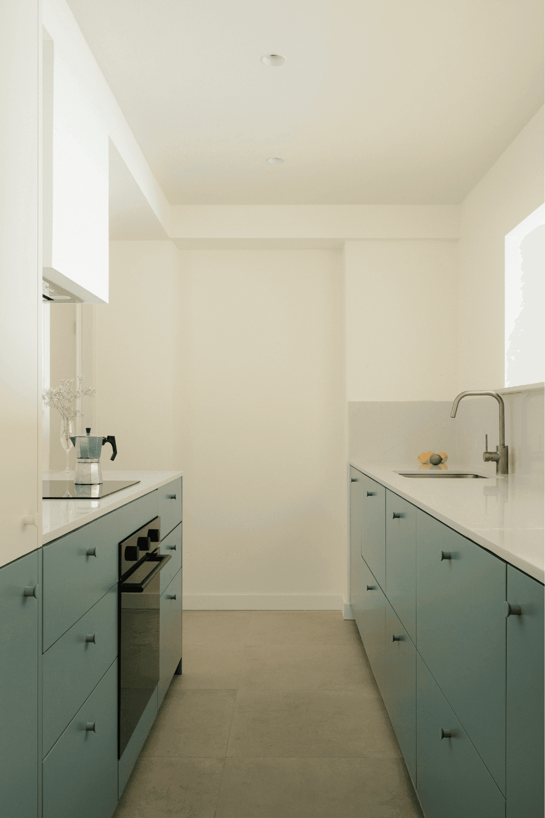 Cocina luminosa con frentes de madera y una zona de café
