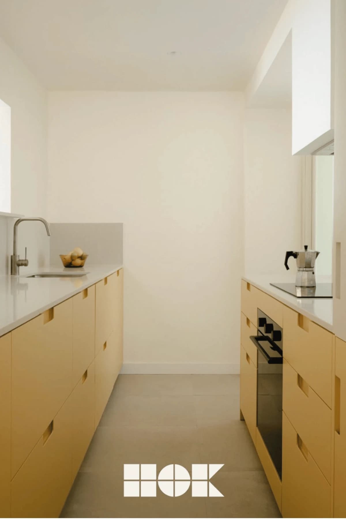 Cocina HOK amarilla de distribución paralela